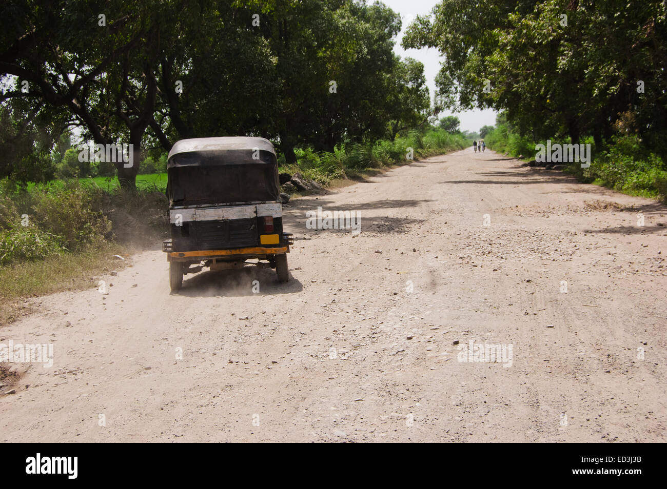 Villaggio rurale strada sterrata Auto Rickshaw nessuno Foto Stock