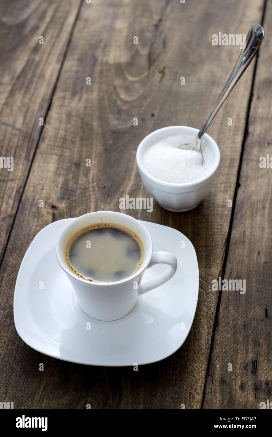 Tazza di caffè con zucchero sul tavolo di legno, close up Foto Stock