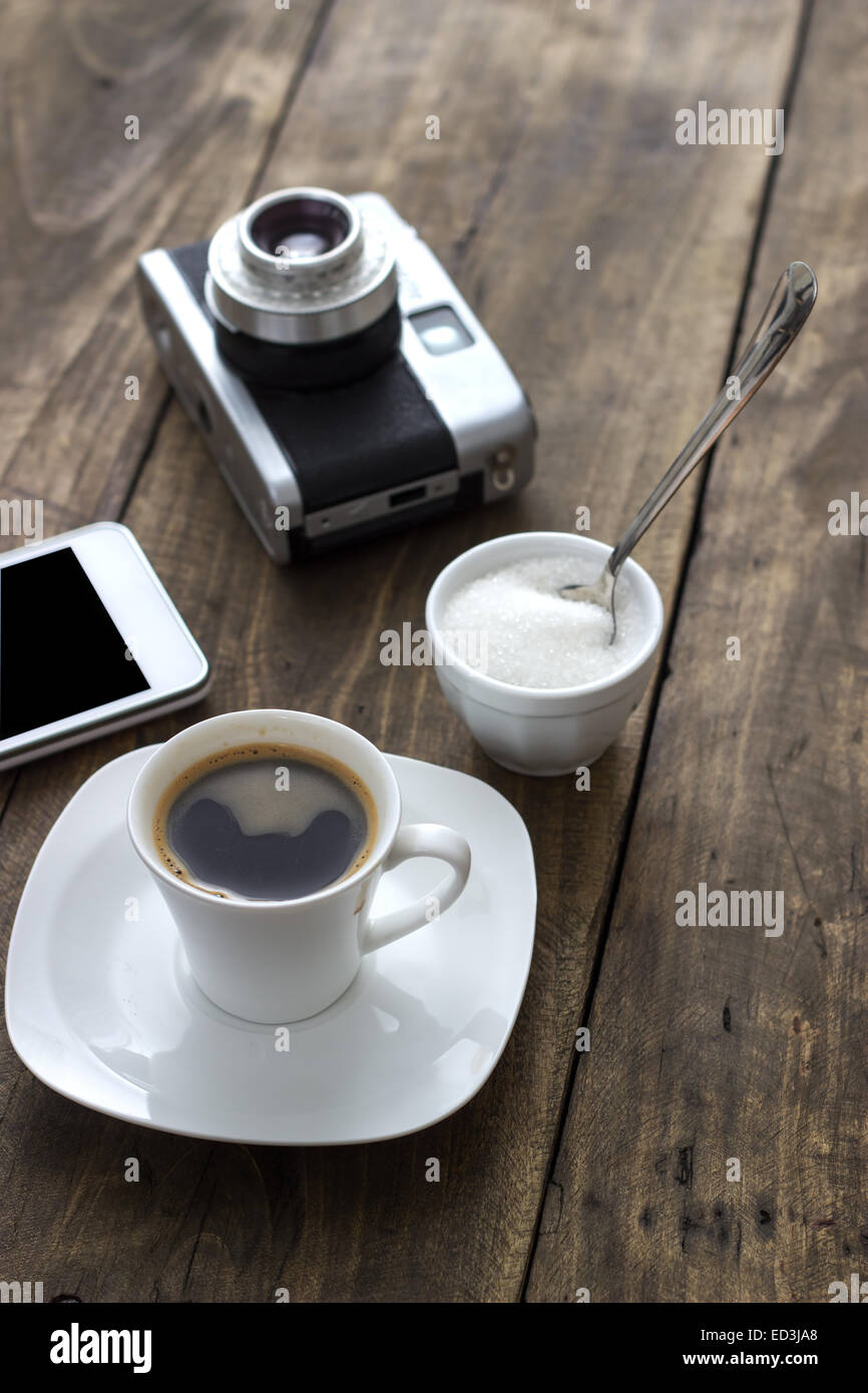 Tazza di caffè con zucchero sul tavolo di legno, close up Foto Stock