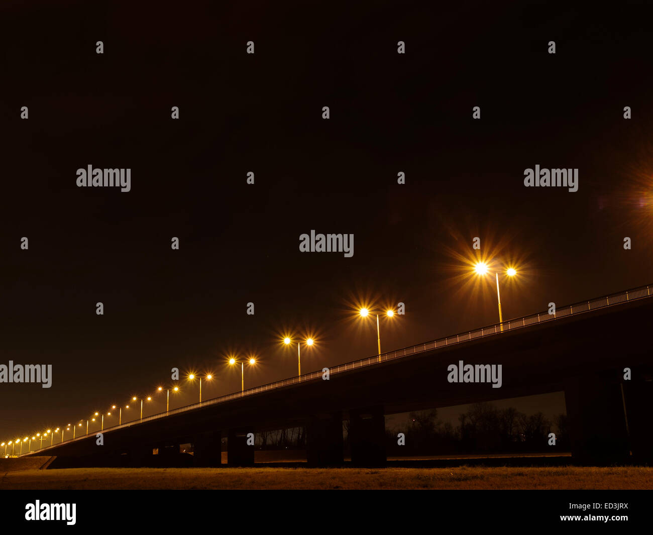 Patria di illuminazione a ponte nella notte Foto Stock