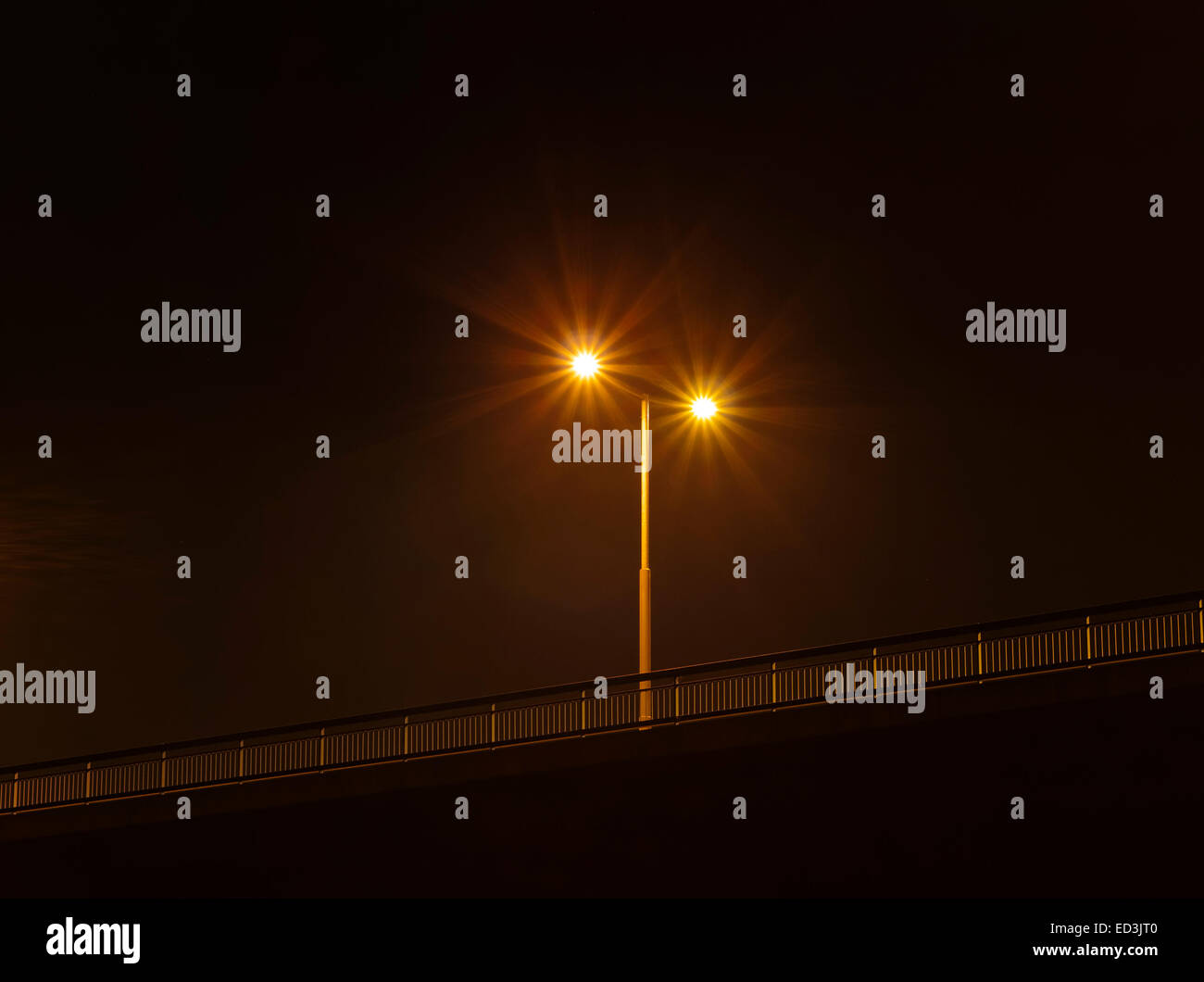 Patria di illuminazione a ponte nella notte Foto Stock