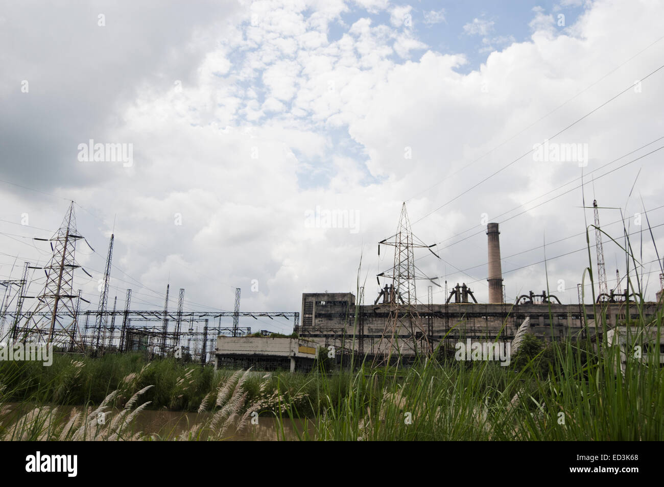 La stazione di alimentazione e il fumaiolo di fabbrica nessuno Foto Stock