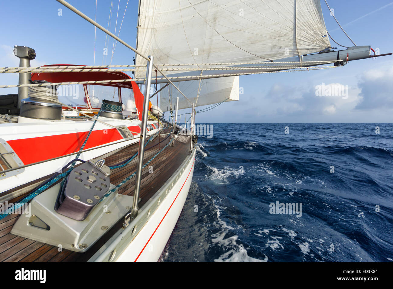 Barche a vela navigando sulle onde Foto Stock