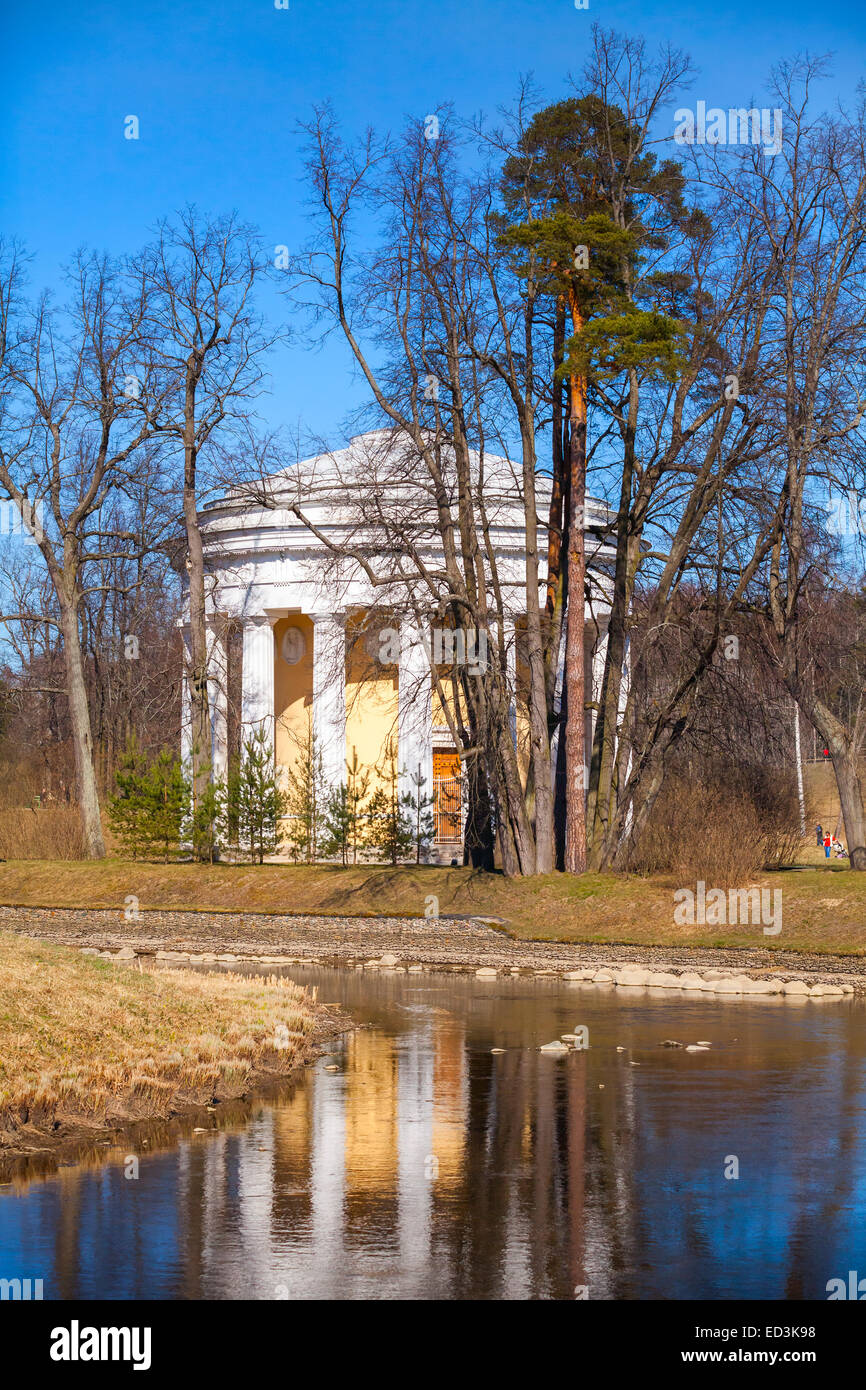 Tempio di amicizia. Round pavilion nel Parco Pavlovsk, tempo primaverile. San Pietroburgo, Russia Foto Stock