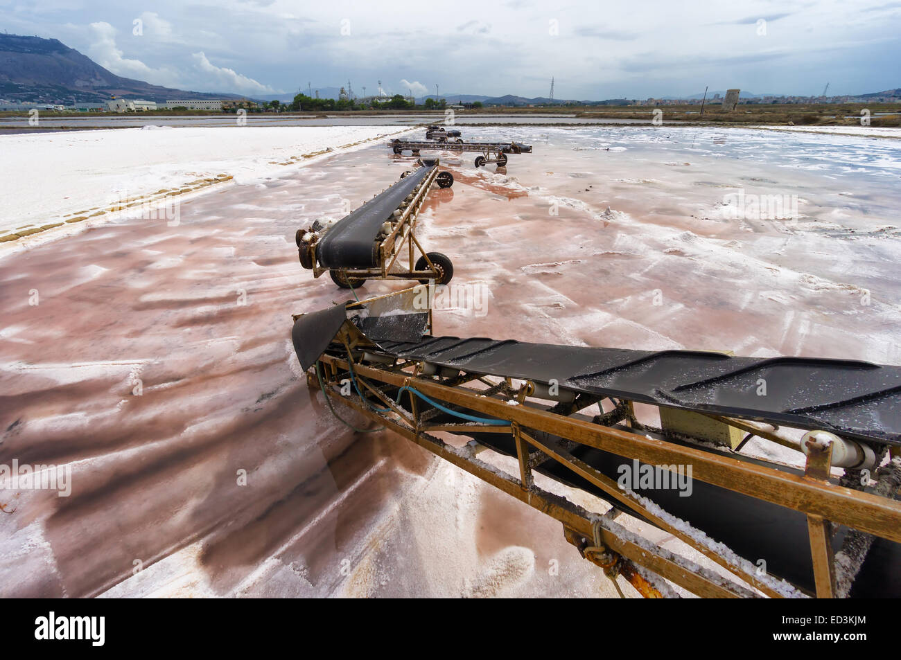 Sicilia: nastro trasportatore su salina di Trapani, Italia Foto Stock