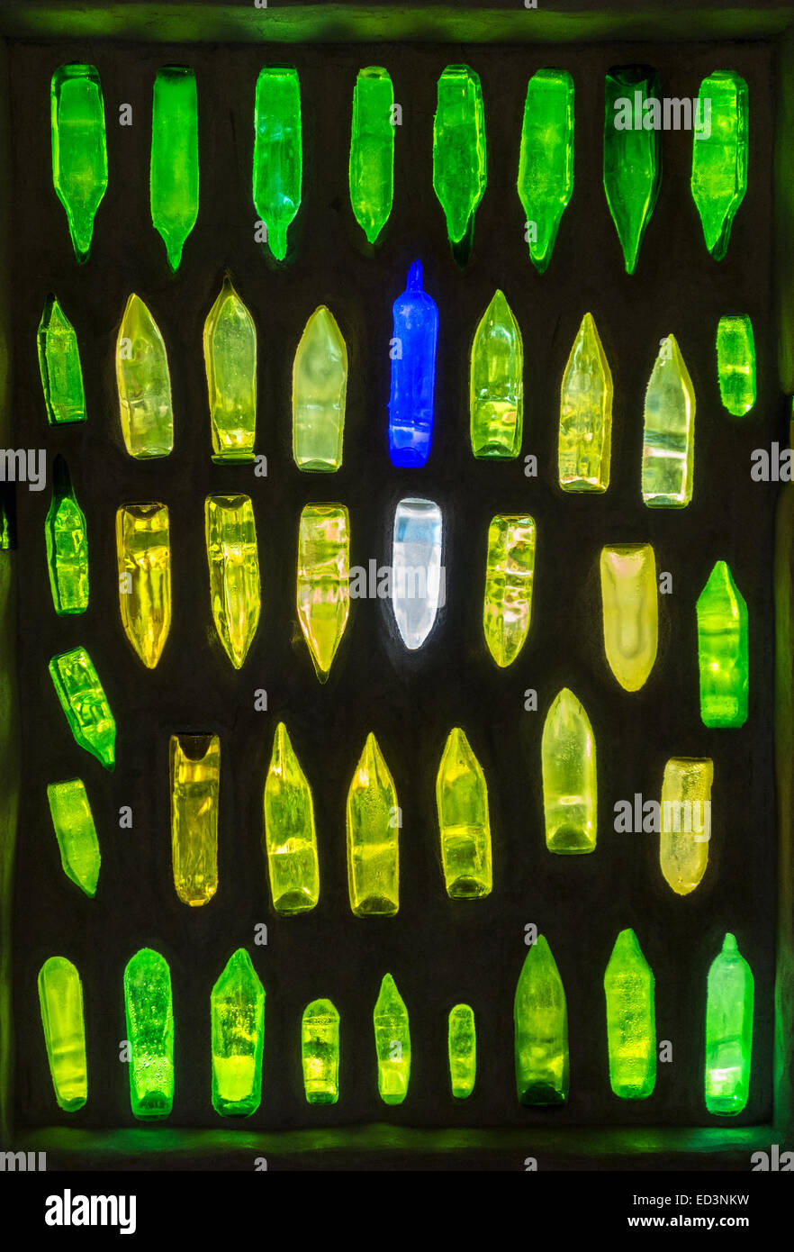 Servizi igienici di Hundertwasser di Kawakawa, Nuova Zelanda. Costruzione di dettaglio. Colorato colorato finestra realizzata con vetro di riciclo bottiglie. Foto Stock