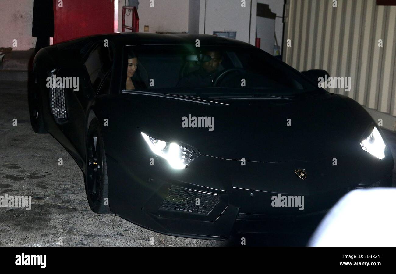 Kim Kardashian e Kanye West lasciare Craig's restaurant in West Hollywood nel loro $750.000 nero opaco Lamborghini Aventador LP 700-4 dotate: Kim Kardashian,Kanye West dove: Los Angeles, California, Stati Uniti quando: 22 Giu 2014 Foto Stock