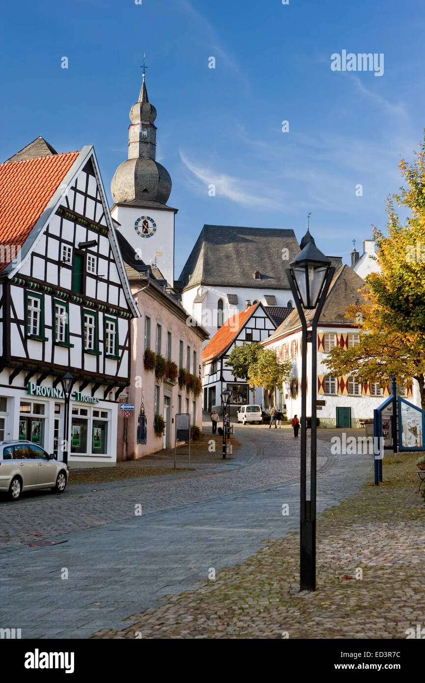 Schlossstrasse street, Alter Markt piazza con Georgsturm torre campanaria, Arnsberg, Renania settentrionale-Vestfalia, Germania, Europa, Schloss Foto Stock