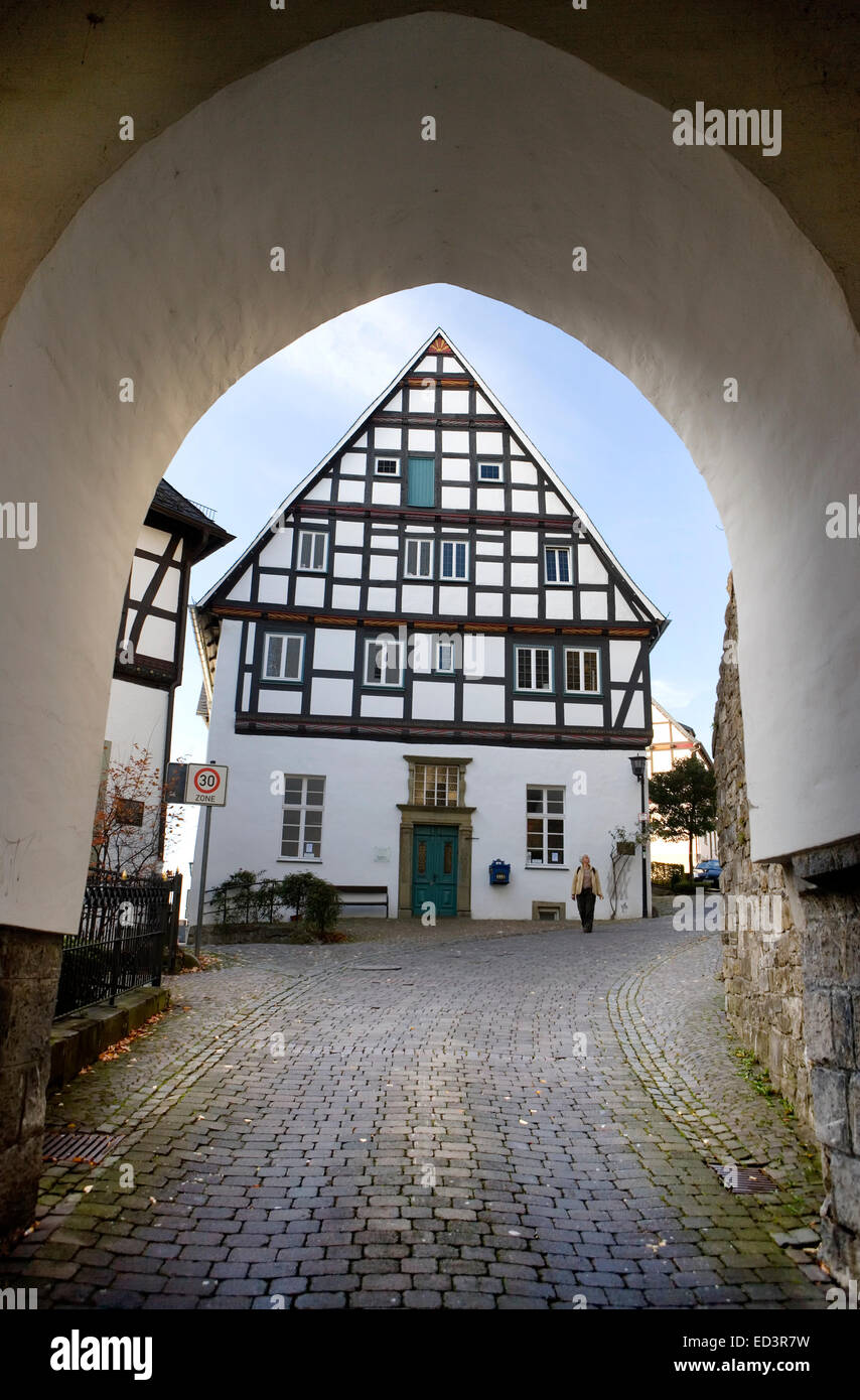 Vista attraverso il Belfry, Schlossstrasse street, Alter Markt piazza con Georgsturm torre campanaria, Arnsberg, Germania Foto Stock