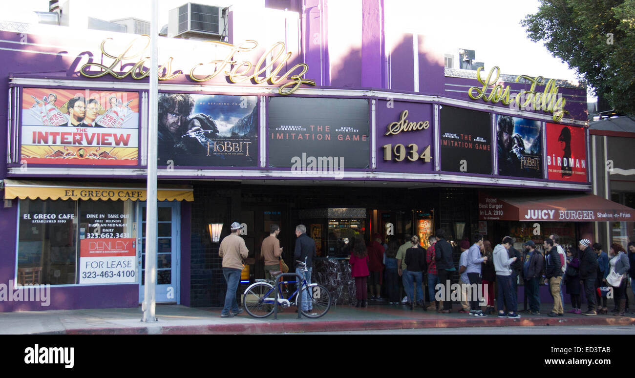 Los Angeles, Stati Uniti d'America. 25 dic 2014. Frequentatori di film coda per 'l'Intervista" ad un teatro a Los Angeles, 25 dicembre, 2014. Sony Pictures Entertainment, che ha acquisito molta attenzione di media di recente per essere oggetto di un devastante attacco hack, comunicati stampa "l' intervista a Dic. 25. Circa duecento noi teatri sono lo screening della Sony Pictures film a partire il giorno di Natale. Credito: Yang Lei/Xinhua/Alamy Live News Foto Stock