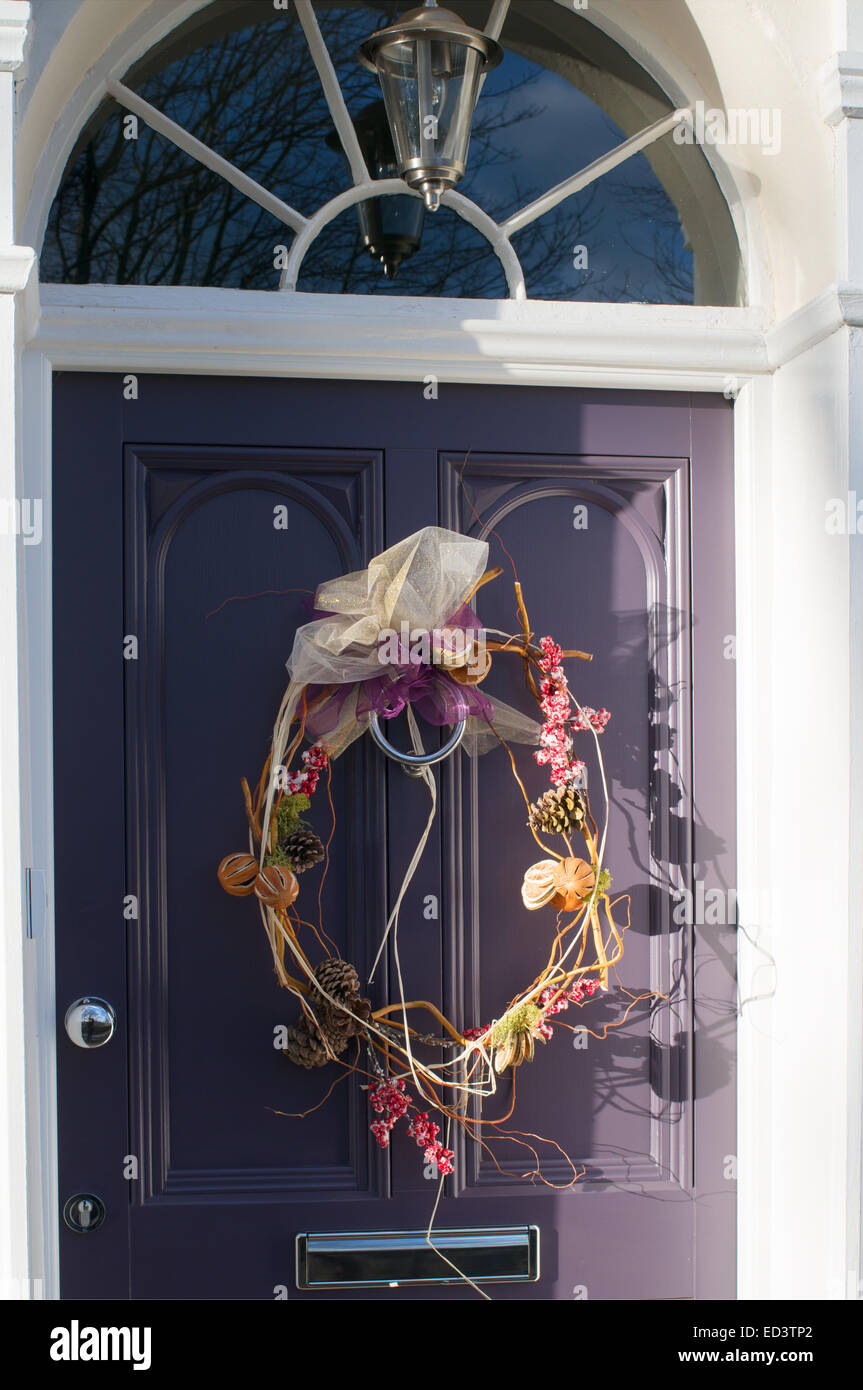 Moderno contemporaneo o ghirlanda di Natale su una porta di casa Durham City North East England, Regno Unito Foto Stock