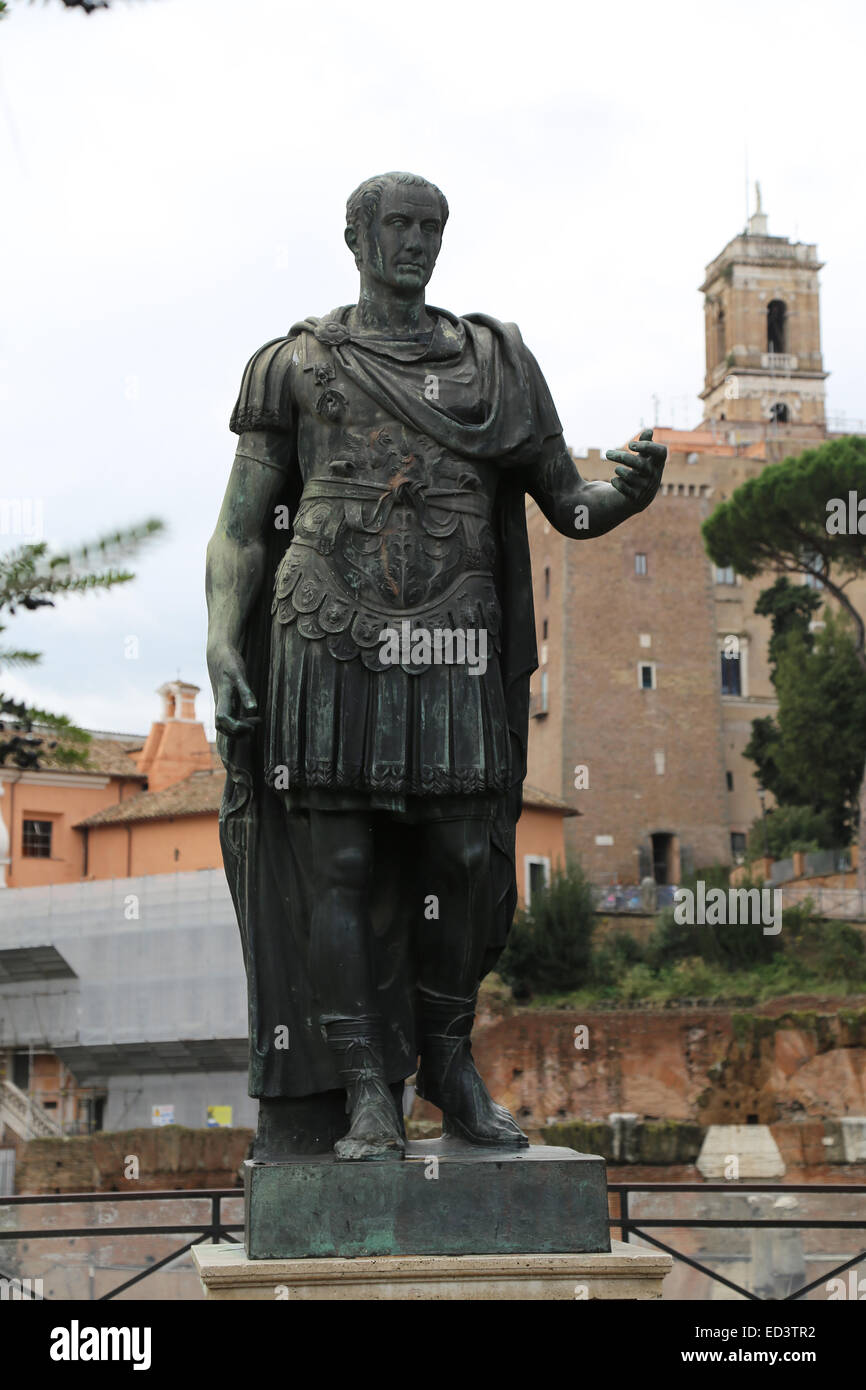 Statua in bronzo di Giulio Cesare (100-44 a.C.). Forum di Giulio Cesare. Roma. L'Italia. Foto Stock