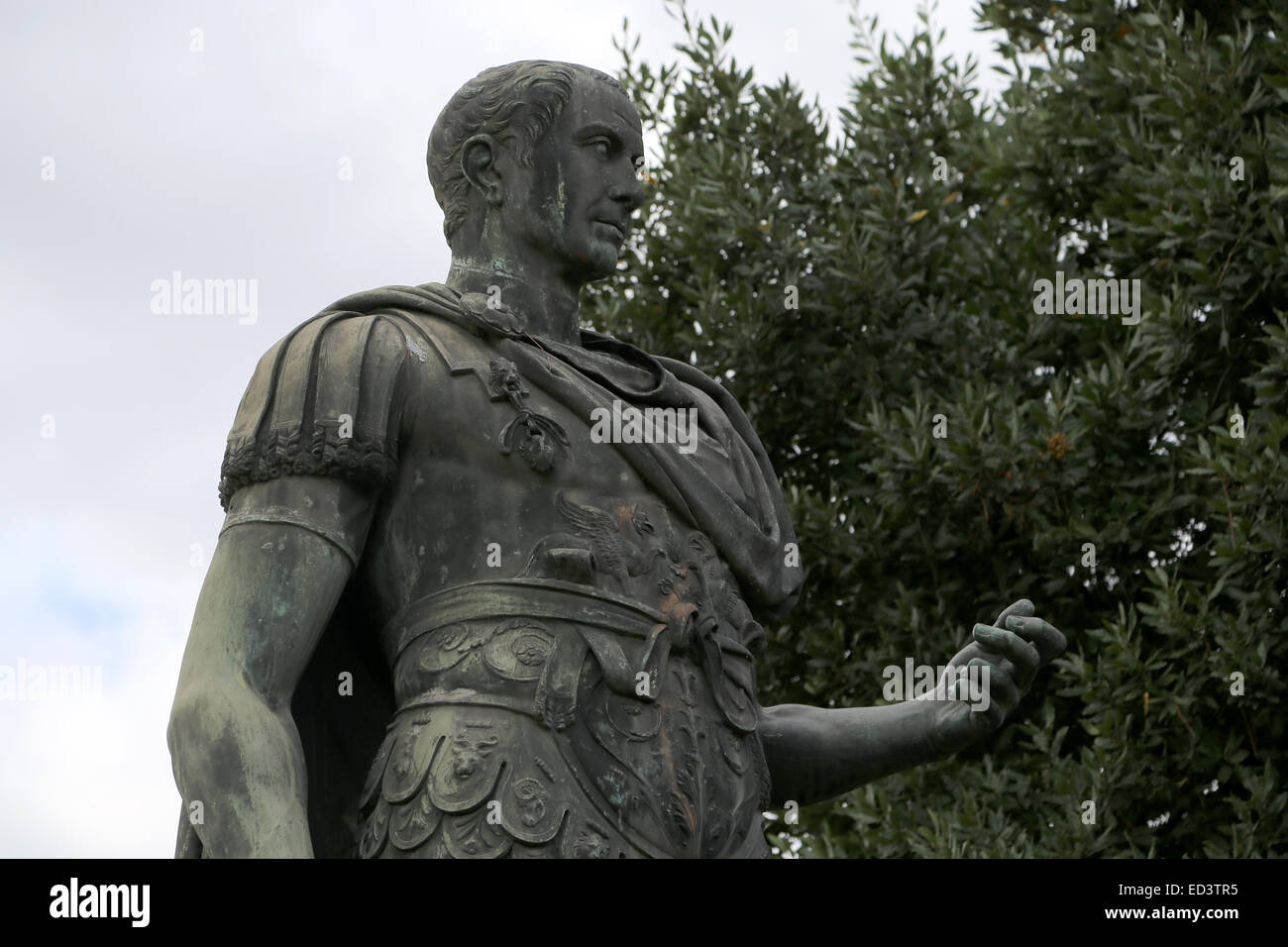 Statua in bronzo di Giulio Cesare (100-44 a.C.). Forum di Giulio Cesare. Roma. L'Italia. Dettaglio. Foto Stock