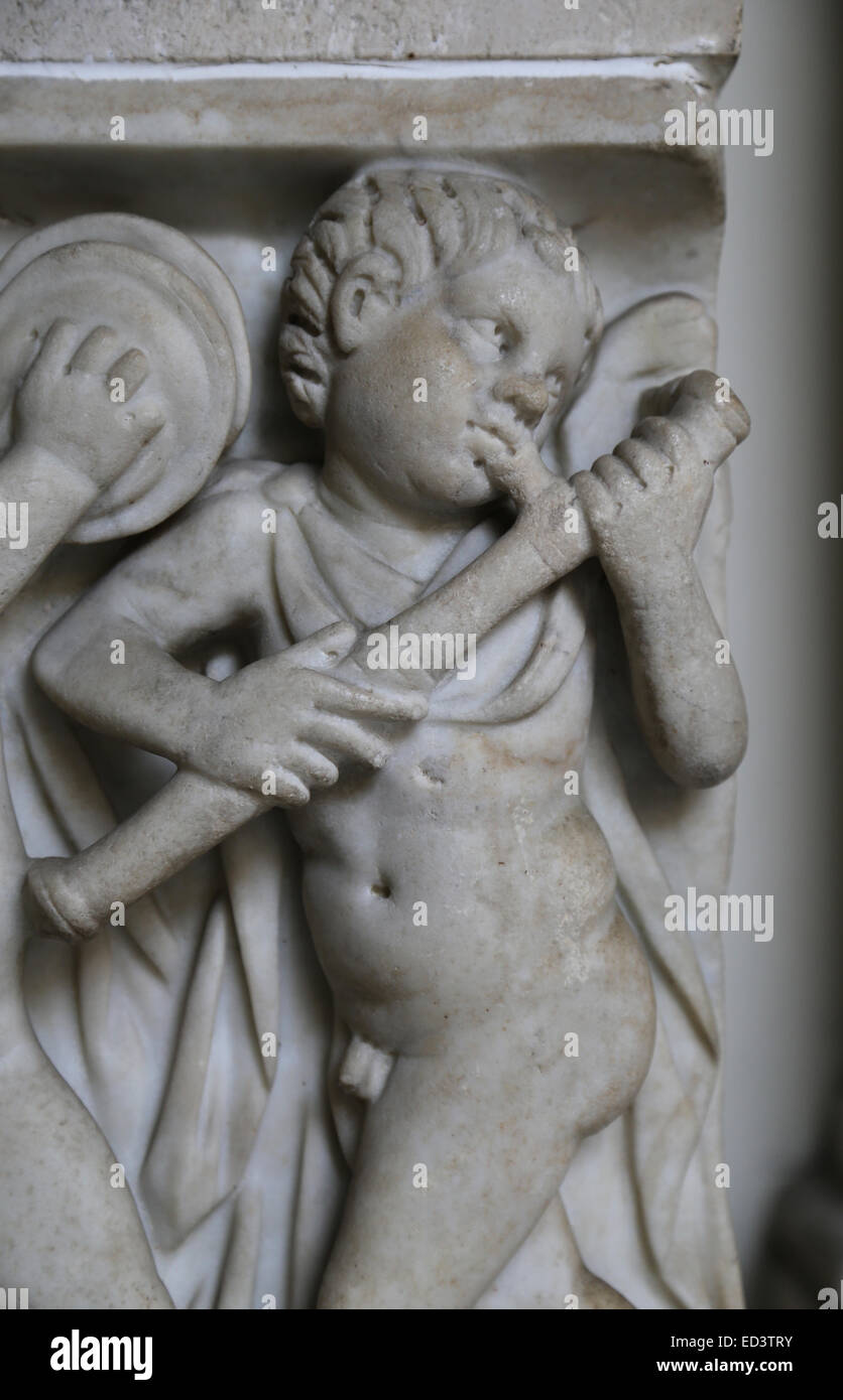 Arte romana. Pannello anteriore del sarcofago ornato con un rilievo. Eros suonare strumenti musicali. Musei Vaticani. Foto Stock