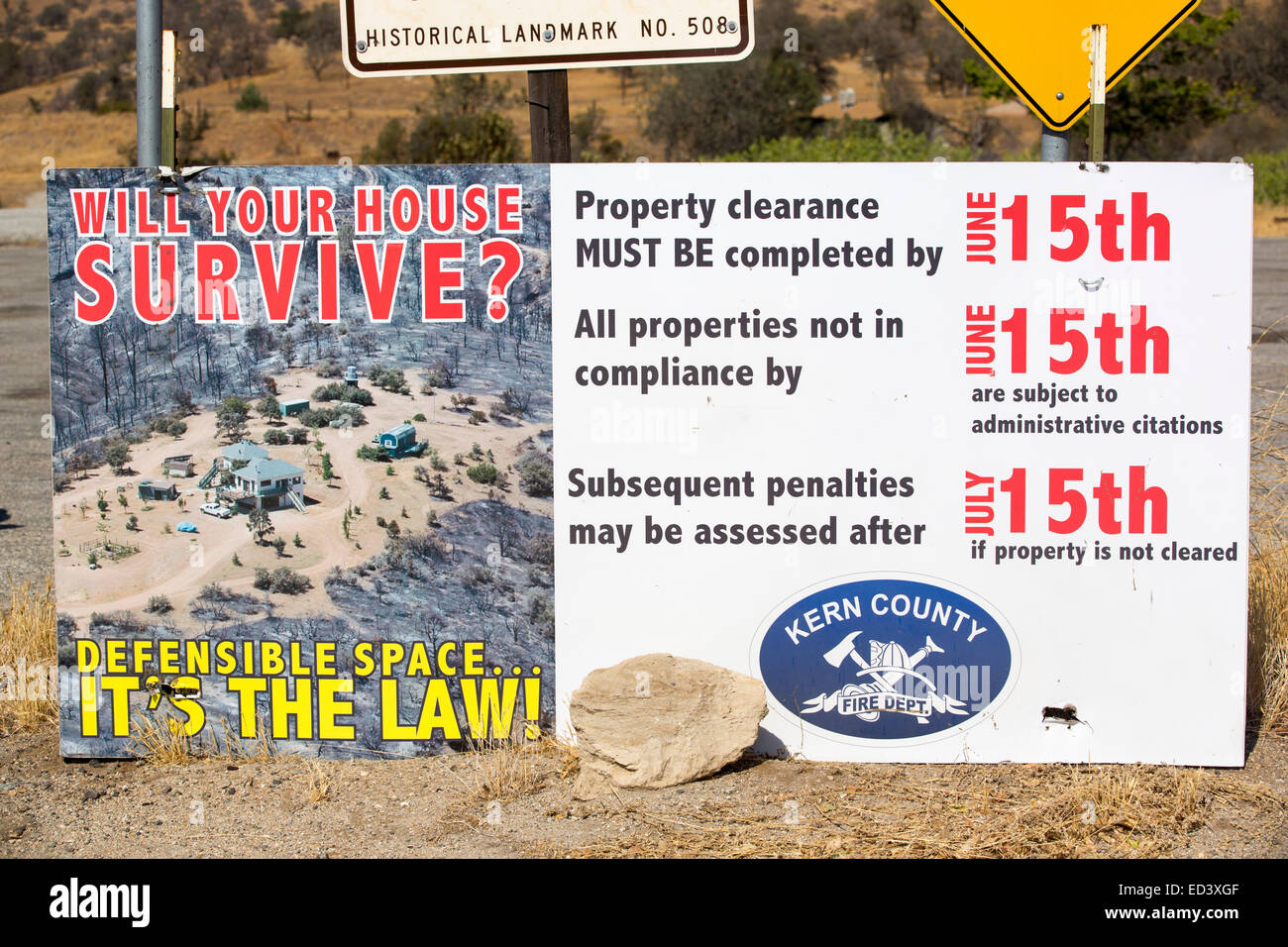 Un poster su spazio difendibile intorno alla vostra casa, in un periodo di siccità zona arida del Kern County, California, Stati Uniti d'America. Foto Stock