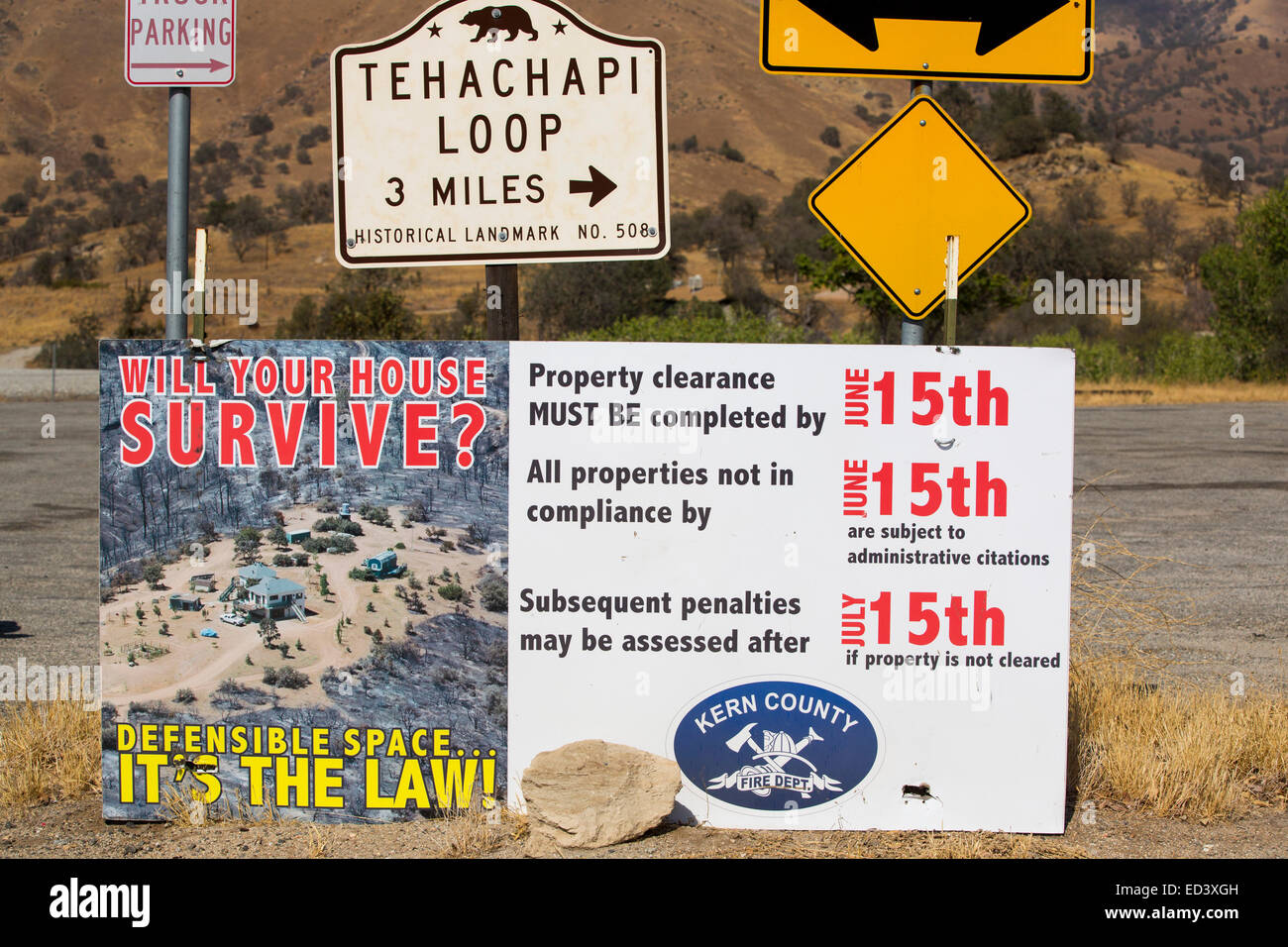 Un poster su spazio difendibile intorno alla vostra casa, in un periodo di siccità zona arida del Kern County, California, Stati Uniti d'America. Foto Stock