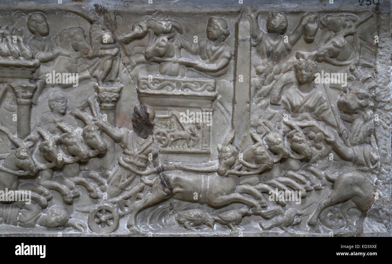 Arte romana. Parte di un pannello frontale di un sarcofago di un bambino con una gara delle bighe nel Circo Massimo. Il marmo. 130-192 secolo D.C. Foto Stock