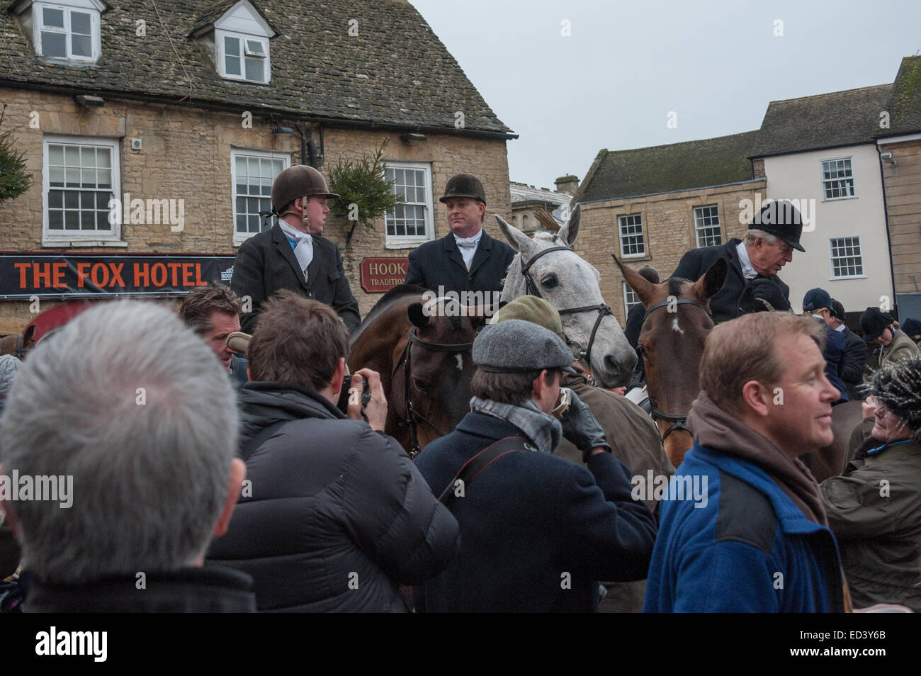 Chipping Norton, Oxfordshire. Regno Unito. 26 dicembre, 2014. Membri della Heythrop Hunt raccogliere per l annuale Boxing Day Hunt a Chipping Norton, Oxfordshire. Circa un migliaio di persone si è rivelato per guardare il Heythrop Hunt cavalcare per la loro annuale Boxing Day Hunt. Questo importante incontro è iniziato con la riunione piloti davanti al Fox Hotel.Le donazioni sono state raccolte dalla folla di finanziare il fondo per la lotta continua ad avere il divieto di caccia abrogato. Credito: Desmond Brambley/Alamy Live News Foto Stock