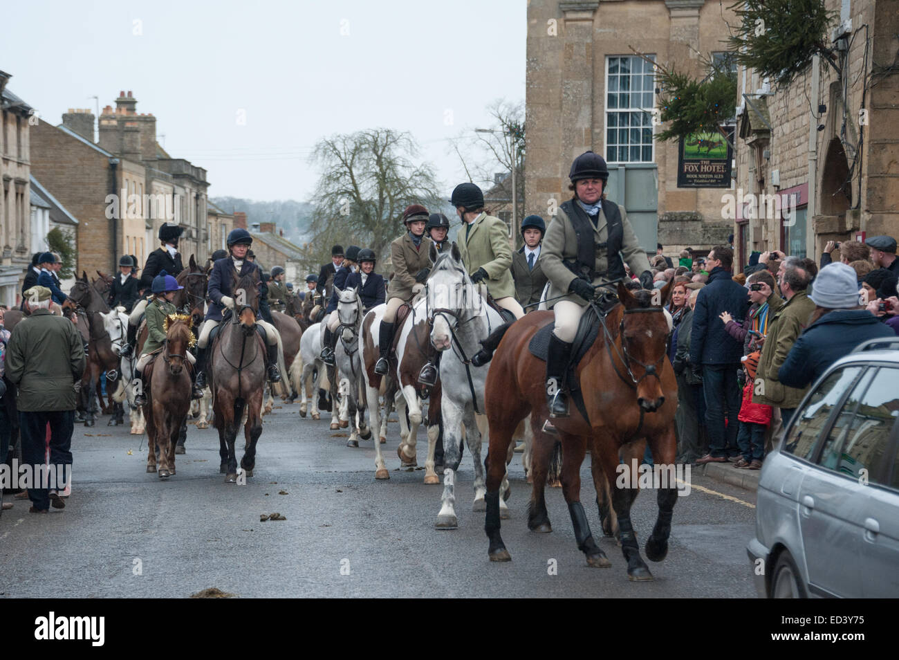 Chipping Norton, Oxfordshire. Regno Unito. 26 dicembre, 2014. Membri della Heythrop Hunt raccogliere per l annuale Boxing Day Hunt a Chipping Norton, Oxfordshire. Circa un migliaio di persone si è rivelato per guardare il Heythrop Hunt cavalcare per la loro annuale Boxing Day Hunt. Questo importante incontro è iniziato con la riunione piloti davanti al Fox Hotel.Le donazioni sono state raccolte dalla folla di finanziare il fondo per la lotta continua ad avere il divieto di caccia abrogato. Credito: Desmond Brambley/Alamy Live News Foto Stock