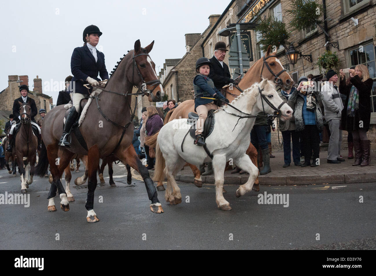 Chipping Norton, Oxfordshire. Regno Unito. 26 dicembre, 2014. Membri della Heythrop Hunt raccogliere per l annuale Boxing Day Hunt a Chipping Norton, Oxfordshire. Circa un migliaio di persone si è rivelato per guardare il Heythrop Hunt cavalcare per la loro annuale Boxing Day Hunt. Questo importante incontro è iniziato con la riunione piloti davanti al Fox Hotel.Le donazioni sono state raccolte dalla folla di finanziare il fondo per la lotta continua ad avere il divieto di caccia abrogato. Credito: Desmond Brambley/Alamy Live News Foto Stock