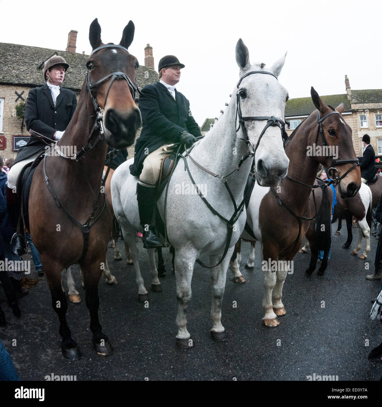 Chipping Norton, Oxfordshire. Regno Unito. 26 dicembre, 2014. Membri della Heythrop Hunt raccogliere per l annuale Boxing Day Hunt a Chipping Norton, Oxfordshire. Circa un migliaio di persone si è rivelato per guardare il Heythrop Hunt cavalcare per la loro annuale Boxing Day Hunt. Questo importante incontro è iniziato con la riunione piloti davanti al Fox Hotel.Le donazioni sono state raccolte dalla folla di finanziare il fondo per la lotta continua ad avere il divieto di caccia abrogato. Credito: Desmond Brambley/Alamy Live News Foto Stock