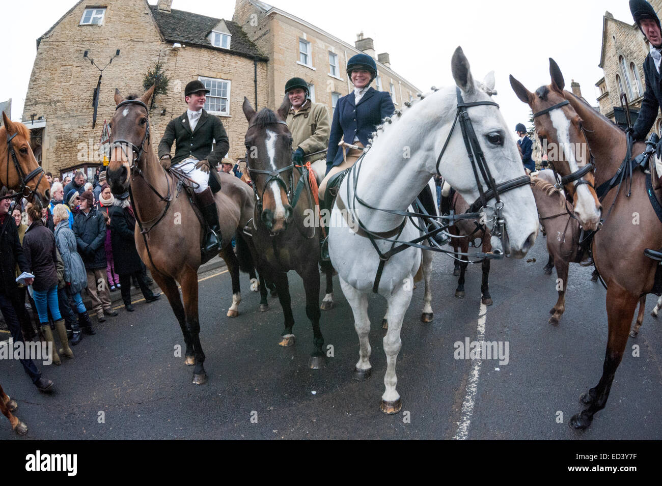 Chipping Norton, Oxfordshire. Regno Unito. 26 dicembre, 2014. Membri della Heythrop Hunt raccogliere per l annuale Boxing Day Hunt a Chipping Norton, Oxfordshire. Circa un migliaio di persone si è rivelato per guardare il Heythrop Hunt cavalcare per la loro annuale Boxing Day Hunt. Questo importante incontro è iniziato con la riunione piloti davanti al Fox Hotel.Le donazioni sono state raccolte dalla folla di finanziare il fondo per la lotta continua ad avere il divieto di caccia abrogato. Credito: Desmond Brambley/Alamy Live News Foto Stock