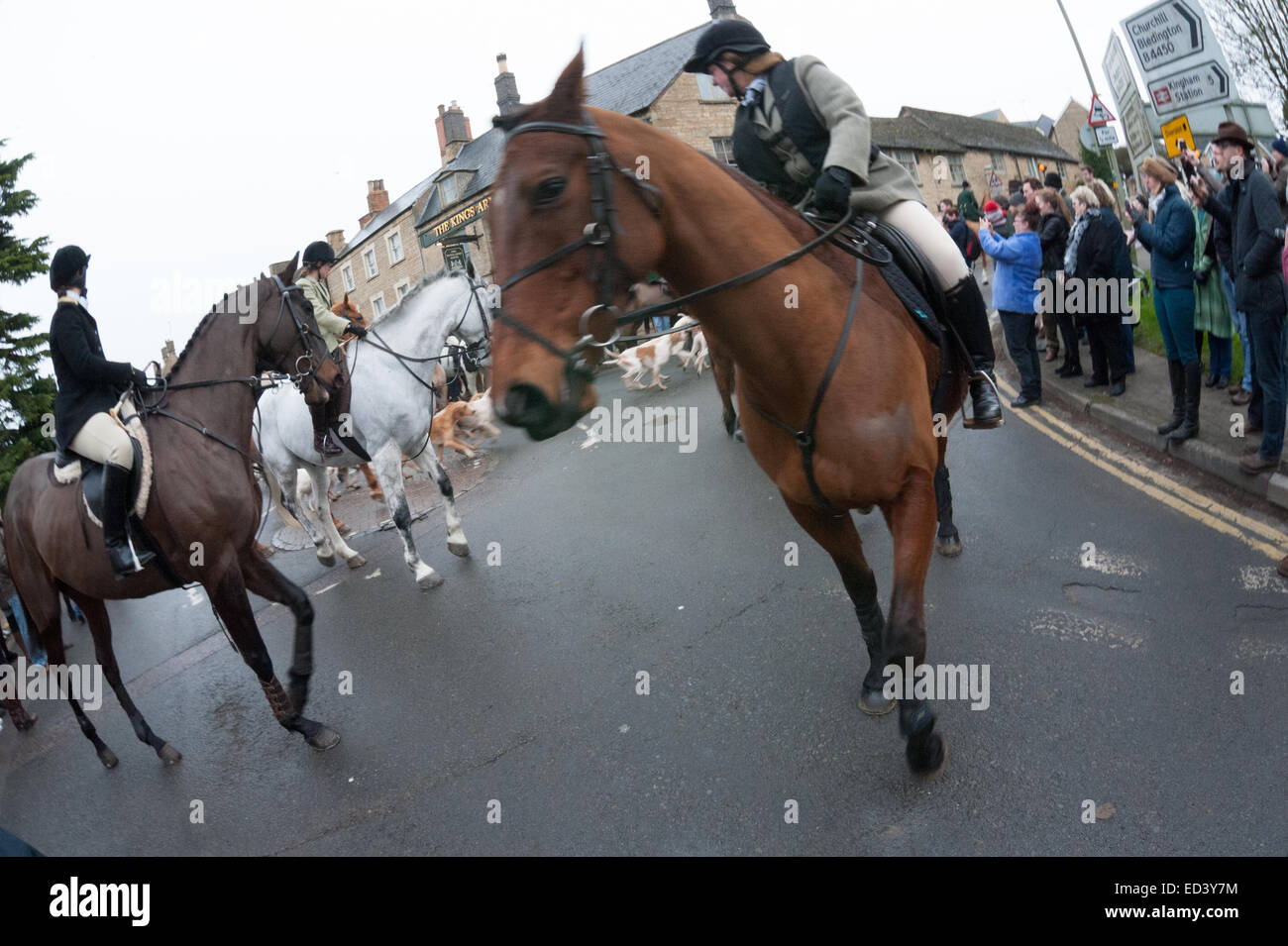 Chipping Norton, Oxfordshire. Regno Unito. 26 dicembre, 2014. Membri della Heythrop Hunt raccogliere per l annuale Boxing Day Hunt a Chipping Norton, Oxfordshire. Circa un migliaio di persone si è rivelato per guardare il Heythrop Hunt cavalcare per la loro annuale Boxing Day Hunt. Questo importante incontro è iniziato con la riunione piloti davanti al Fox Hotel.Le donazioni sono state raccolte dalla folla di finanziare il fondo per la lotta continua ad avere il divieto di caccia abrogato. Credito: Desmond Brambley/Alamy Live News Foto Stock