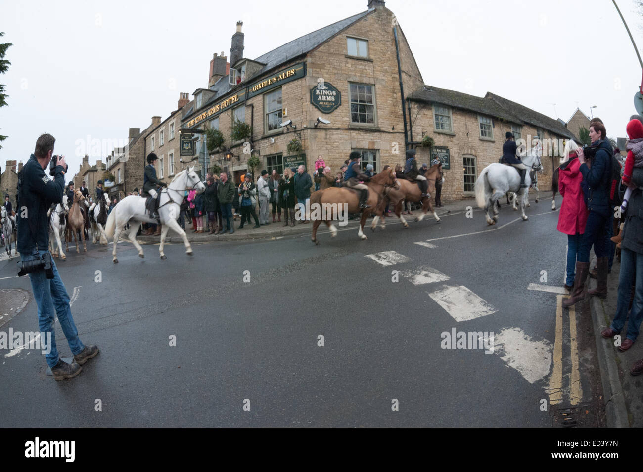Chipping Norton, Oxfordshire. Regno Unito. 26 dicembre, 2014. Membri della Heythrop Hunt raccogliere per l annuale Boxing Day Hunt a Chipping Norton, Oxfordshire. Circa un migliaio di persone si è rivelato per guardare il Heythrop Hunt cavalcare per la loro annuale Boxing Day Hunt. Questo importante incontro è iniziato con la riunione piloti davanti al Fox Hotel.Le donazioni sono state raccolte dalla folla di finanziare il fondo per la lotta continua ad avere il divieto di caccia abrogato. Credito: Desmond Brambley/Alamy Live News Foto Stock