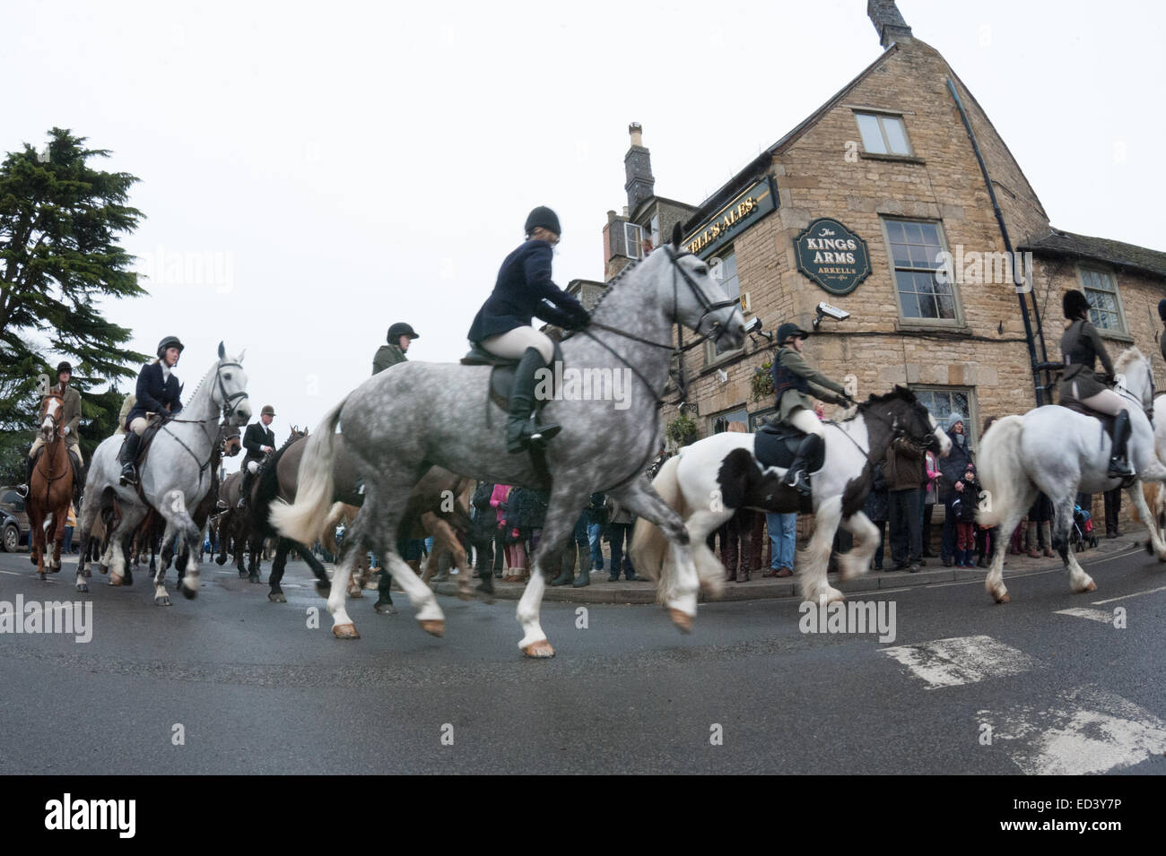 Chipping Norton, Oxfordshire. Regno Unito. 26 dicembre, 2014. Membri della Heythrop Hunt raccogliere per l annuale Boxing Day Hunt a Chipping Norton, Oxfordshire. Circa un migliaio di persone si è rivelato per guardare il Heythrop Hunt cavalcare per la loro annuale Boxing Day Hunt. Questo importante incontro è iniziato con la riunione piloti davanti al Fox Hotel.Le donazioni sono state raccolte dalla folla di finanziare il fondo per la lotta continua ad avere il divieto di caccia abrogato. Credito: Desmond Brambley/Alamy Live News Foto Stock