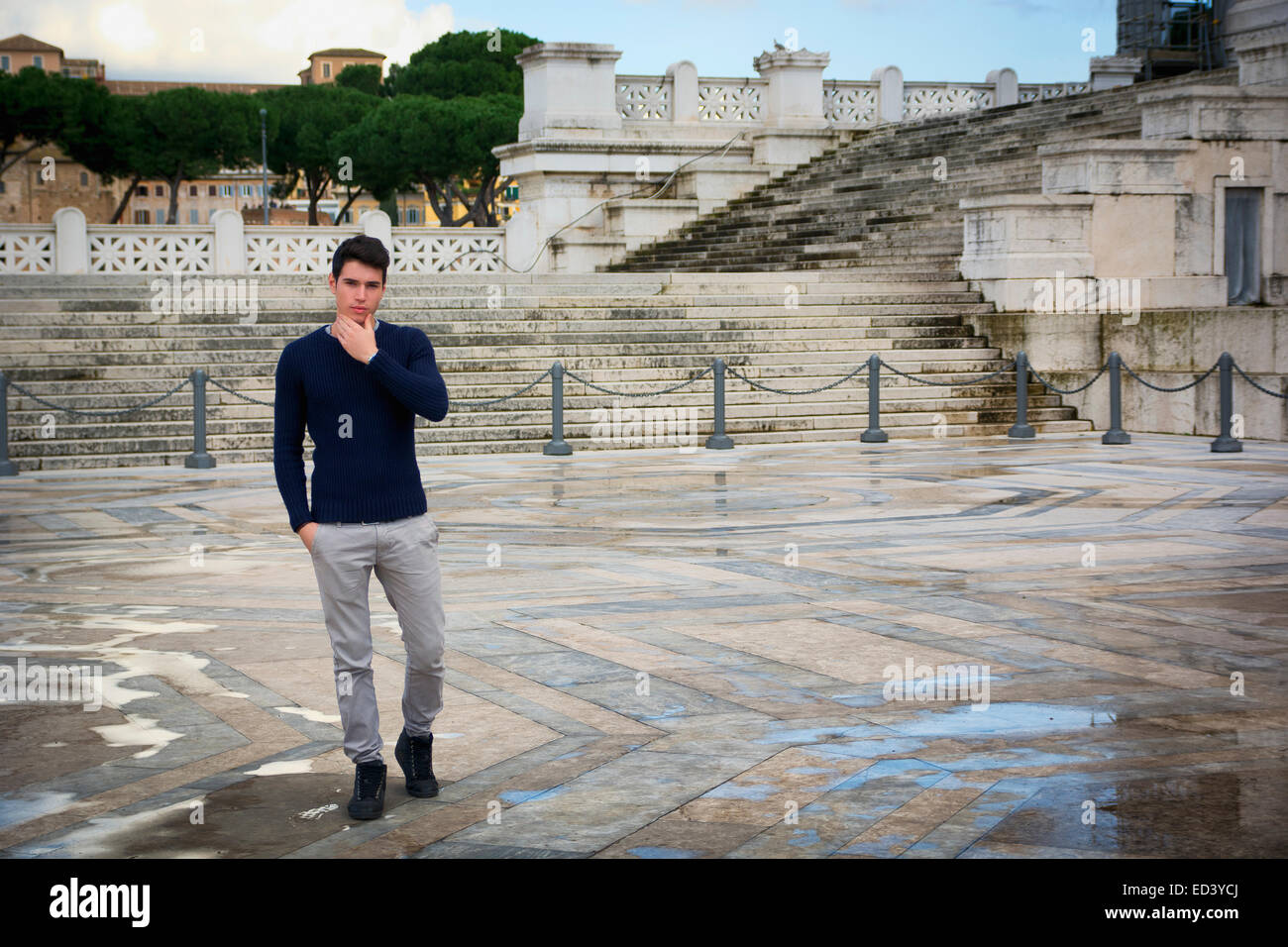 Attraente giovane uomo a Roma nella parte anteriore del Monumento Vittoriano a piedi, guardando la fotocamera Foto Stock