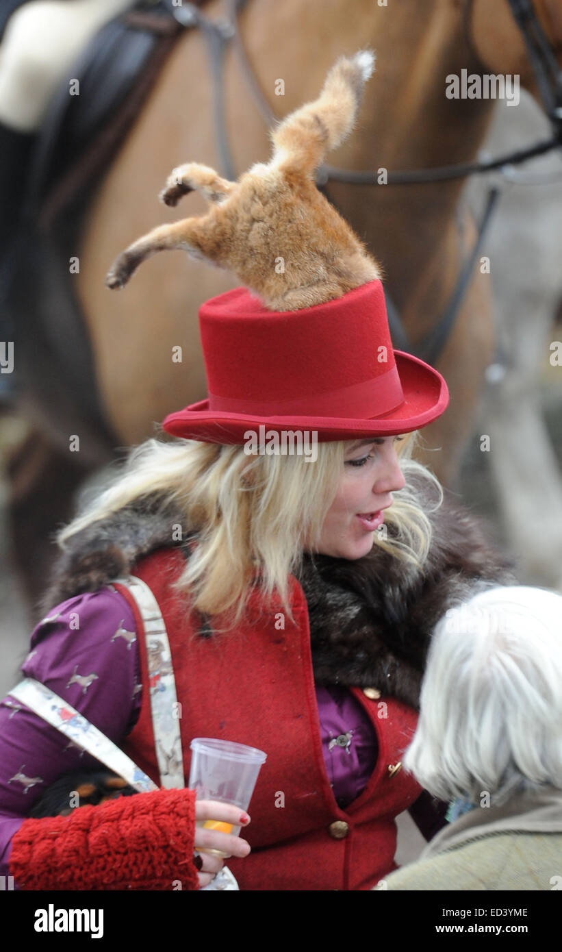 Blandford Forum, Dorset, Regno Unito. 26 dicembre, 2014. Portman Hunt foxhounds soddisfare a Blandford Forum, Dorset, per il loro tradizionale incontro sul Boxing Day 26 dicembre 2014 Credit: John Beasley/Alamy Live News Foto Stock