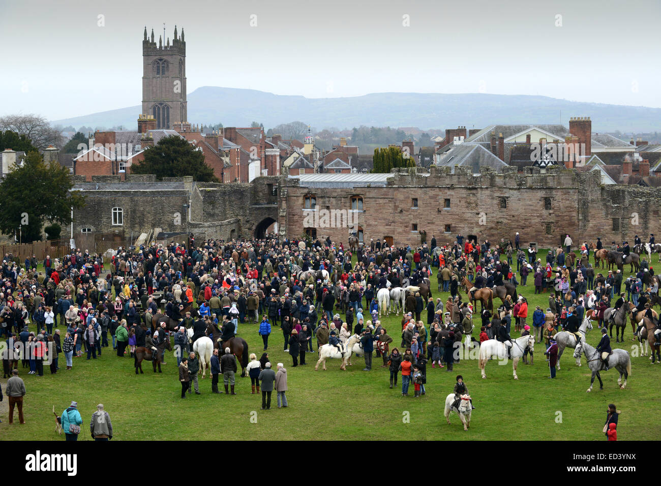 I piloti e gli spettatori si riuniscono per la caccia di Ludlow Boxing Day si incontrano a Ludlow Castle Foto Stock