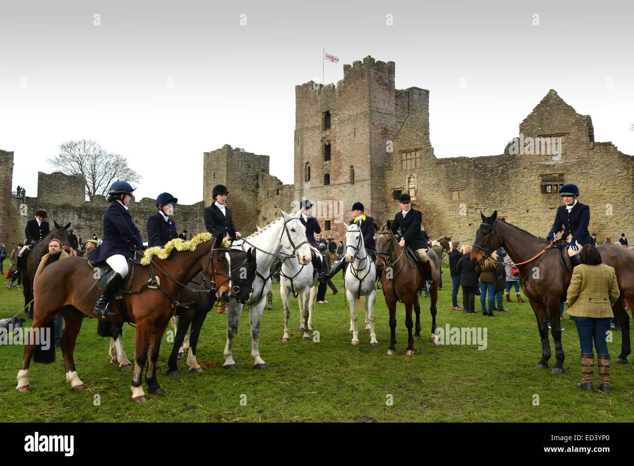 Il Ludlow Hunt Boxing Day si incontra al Ludlow Castle Credit: David Bagnall Foto Stock