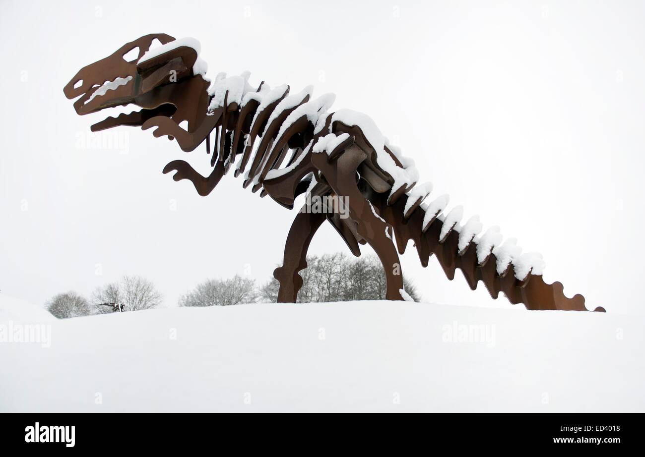 Un Tirannosauro Rex realizzata in metallo si erge nevicato sotto in Zainingen, Germania, 26 dicembre 2014. Foto: DANIEL NAUPOLD/dpa Foto Stock