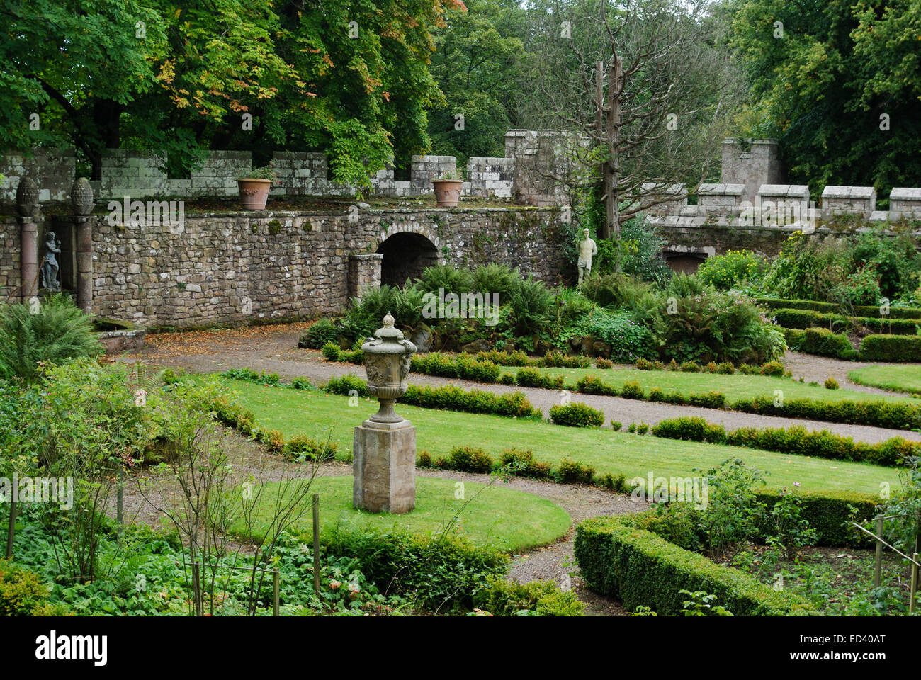 Giardini formali a Chillingham Castle, Northumberland, England, Regno Unito Foto Stock