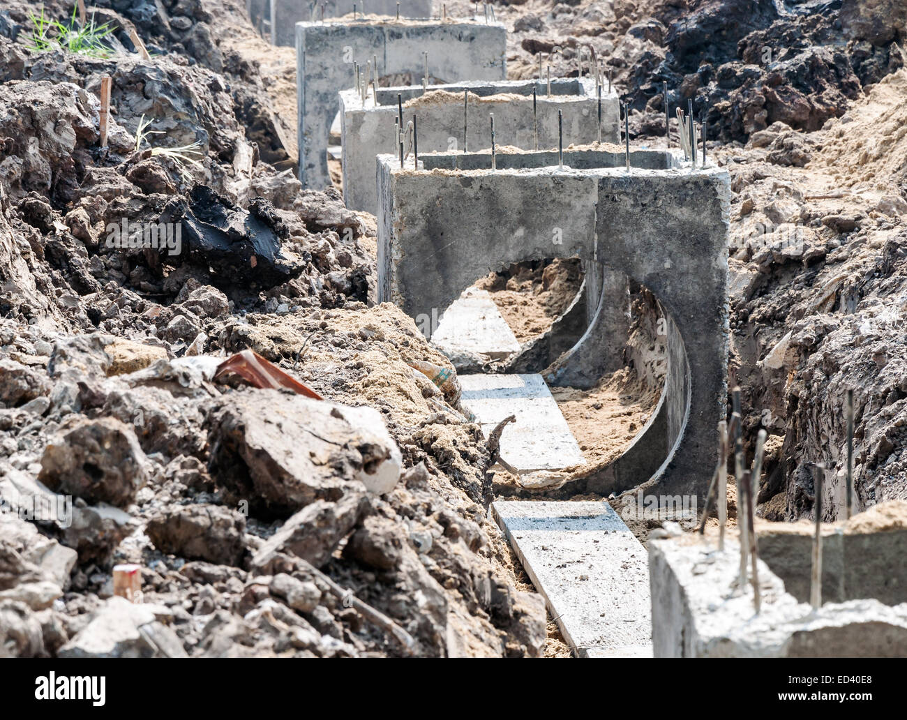 Costruzione di fognature entro il nuovo alloggiamento. Foto Stock