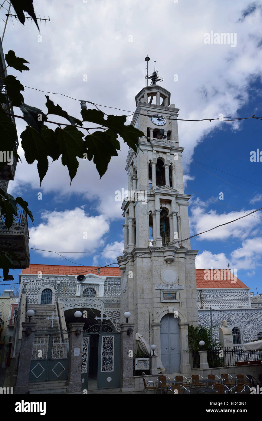 La piazza della città di Pyrgi, Chios, Grecia, è dominato dal xx secolo Pyrgi chiesa con il suo alto campanile e orologio Foto Stock