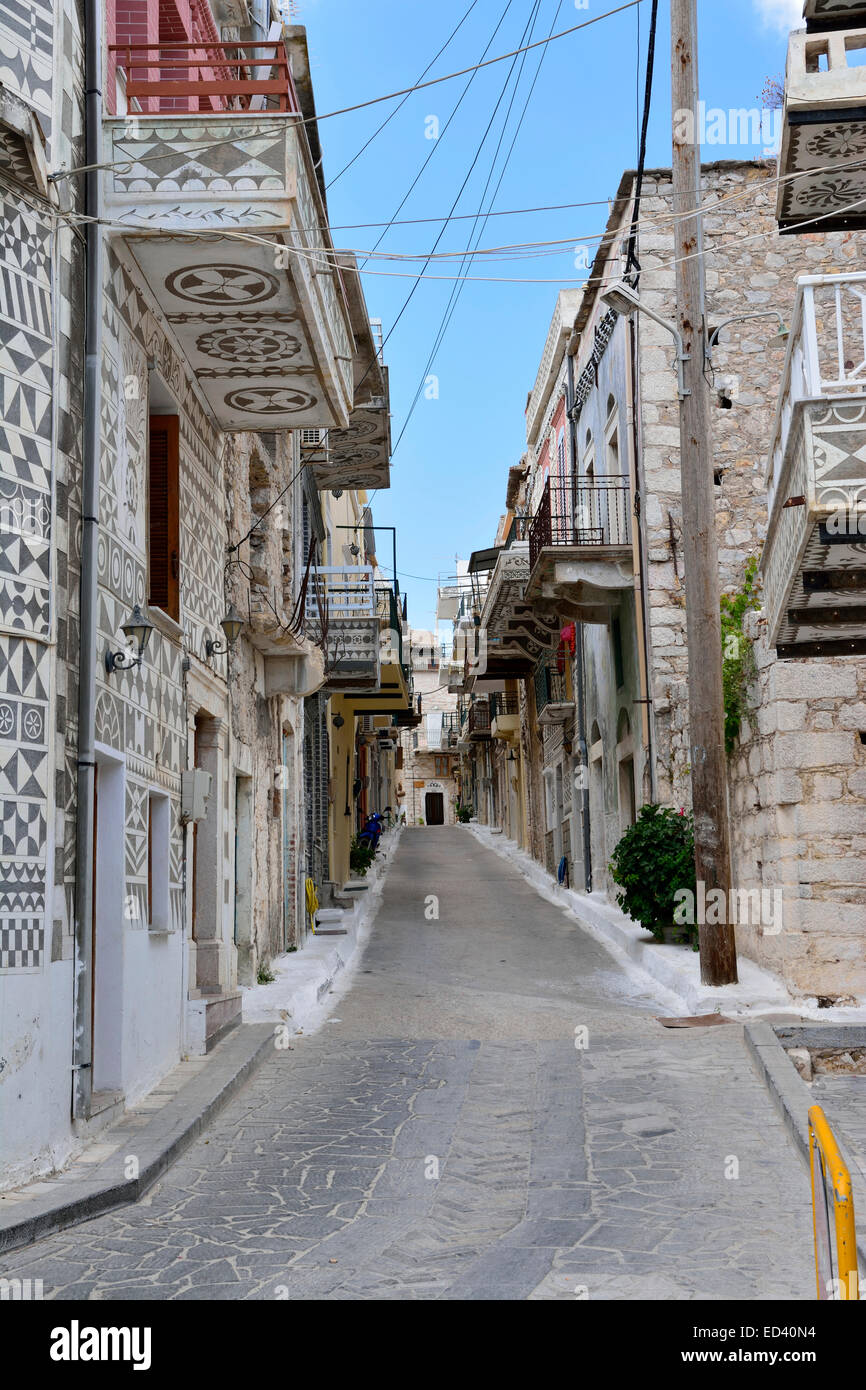 Una stretta strada di Pyrgi, Chios, Grecia, mostrando sgraffiti, il locale la decorazione parietale di contrasto di bianco e nero. Foto Stock