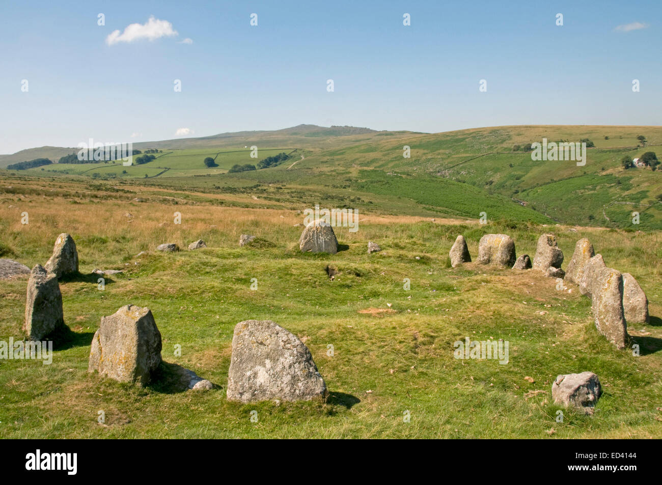 I nove cerchio di pietre sul bordo di Belstone comune, Dartmoor, guardando ad ovest verso il sì di Tor e High Willhays Foto Stock