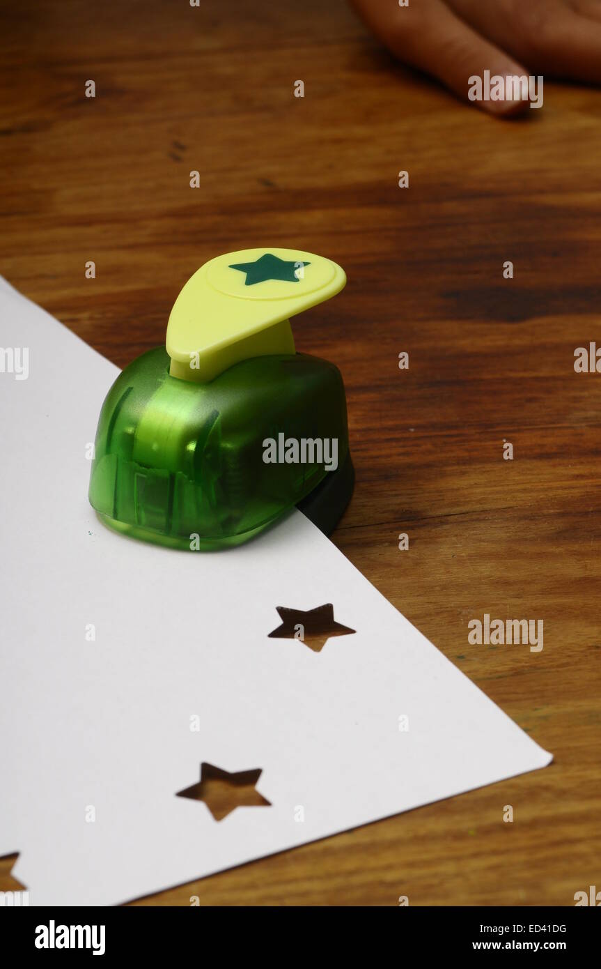Green macchina punzonatrice per scrapbooking per rendere stelle su carta Foto Stock