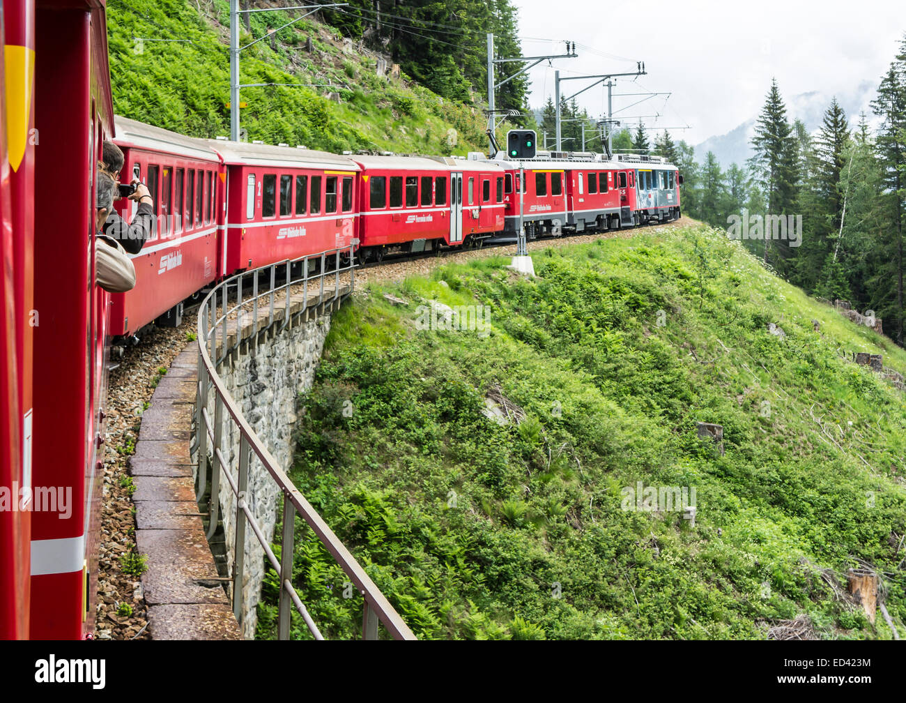 Rhatische Bahn treno en route per San Moritz in Svizzera sopra Poschiavo sul Bernina percorso ferroviario Foto Stock