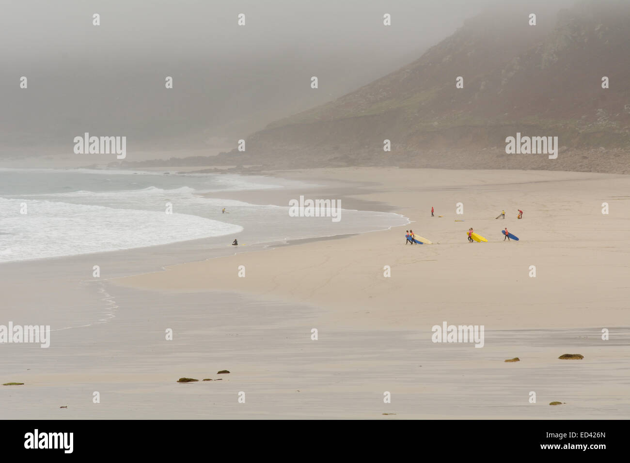 Imparare a fare surf alla scuola di surf sulla spiaggia di Sennen Cove, Cornwall, Inghilterra sui giorni di autunno Foto Stock