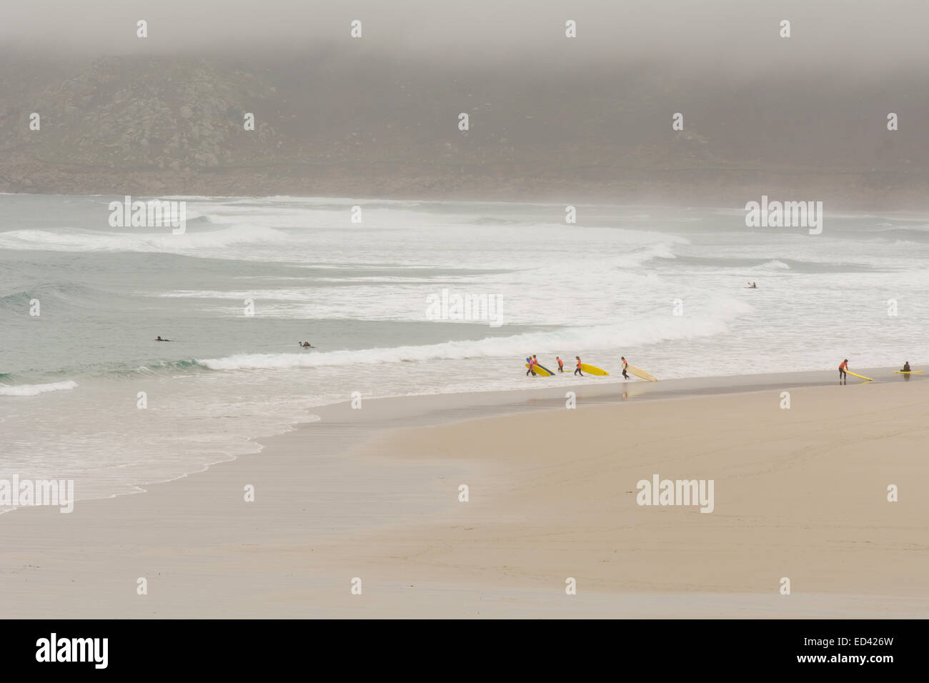 Imparare a fare surf alla scuola di surf sulla spiaggia di Sennen Cove, Cornwall, Inghilterra sui giorni di autunno Foto Stock