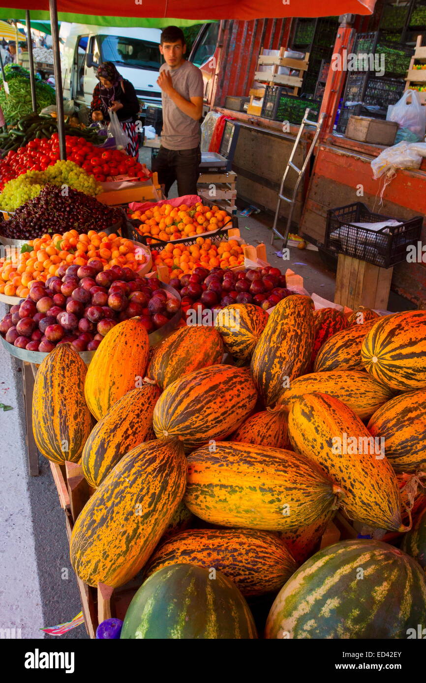 La frutta e la verdura store il giorno di mercato in Ikizdere, Alpi del Mar Nero, a nord-est della Turchia Foto Stock