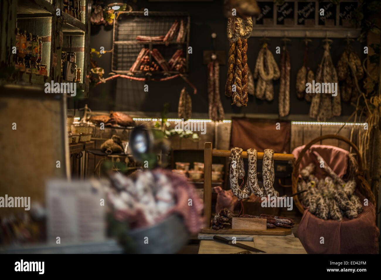 Londra, Inghilterra - salame e salsiccia bancarelle nel mercato di Borough, uno di Londra molti mercati, specializzata nei prodotti alimentari Foto Stock