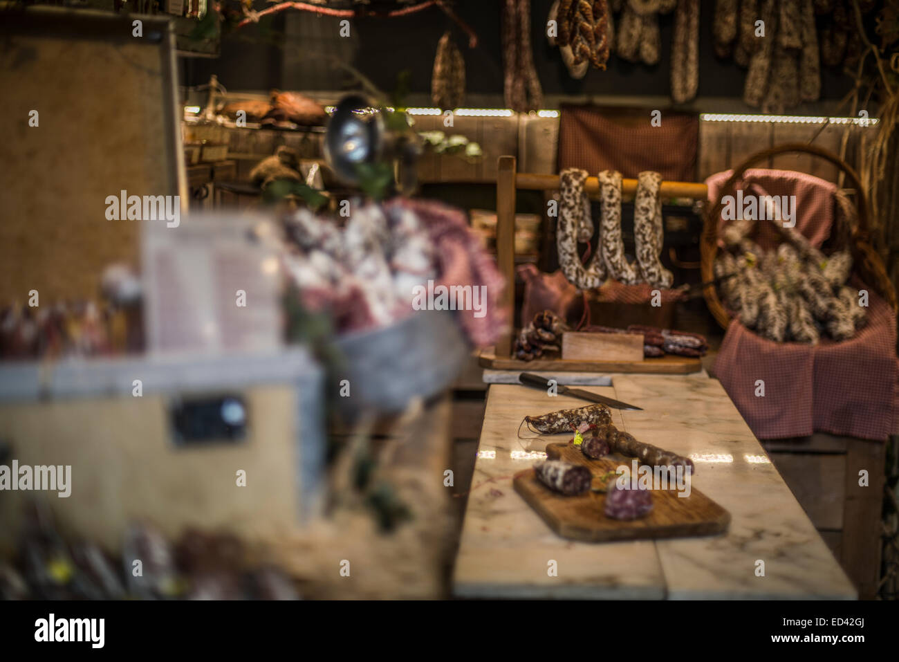 Londra, Inghilterra - salame e salsiccia bancarelle nel mercato di Borough, uno di Londra molti mercati, specializzata nei prodotti alimentari Foto Stock