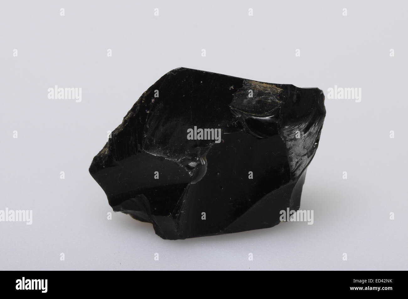 Close up di un nero ossidiana su sfondo minerale Foto Stock