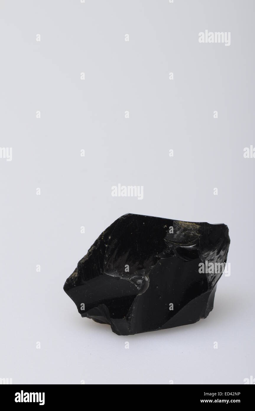 Close up di un nero ossidiana su sfondo minerale Foto Stock