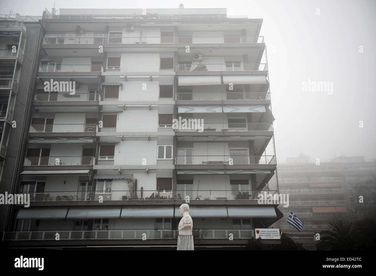 Vista della città di Salonicco sotto la fitta nebbia di mattina presto, Grecia Foto Stock
