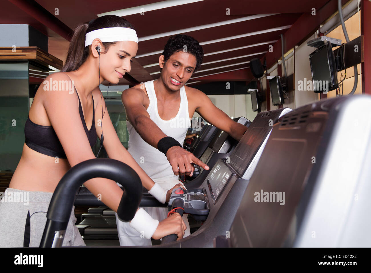 Indian allenatore sportivo e lady mulino del battistrada in esecuzione Foto Stock